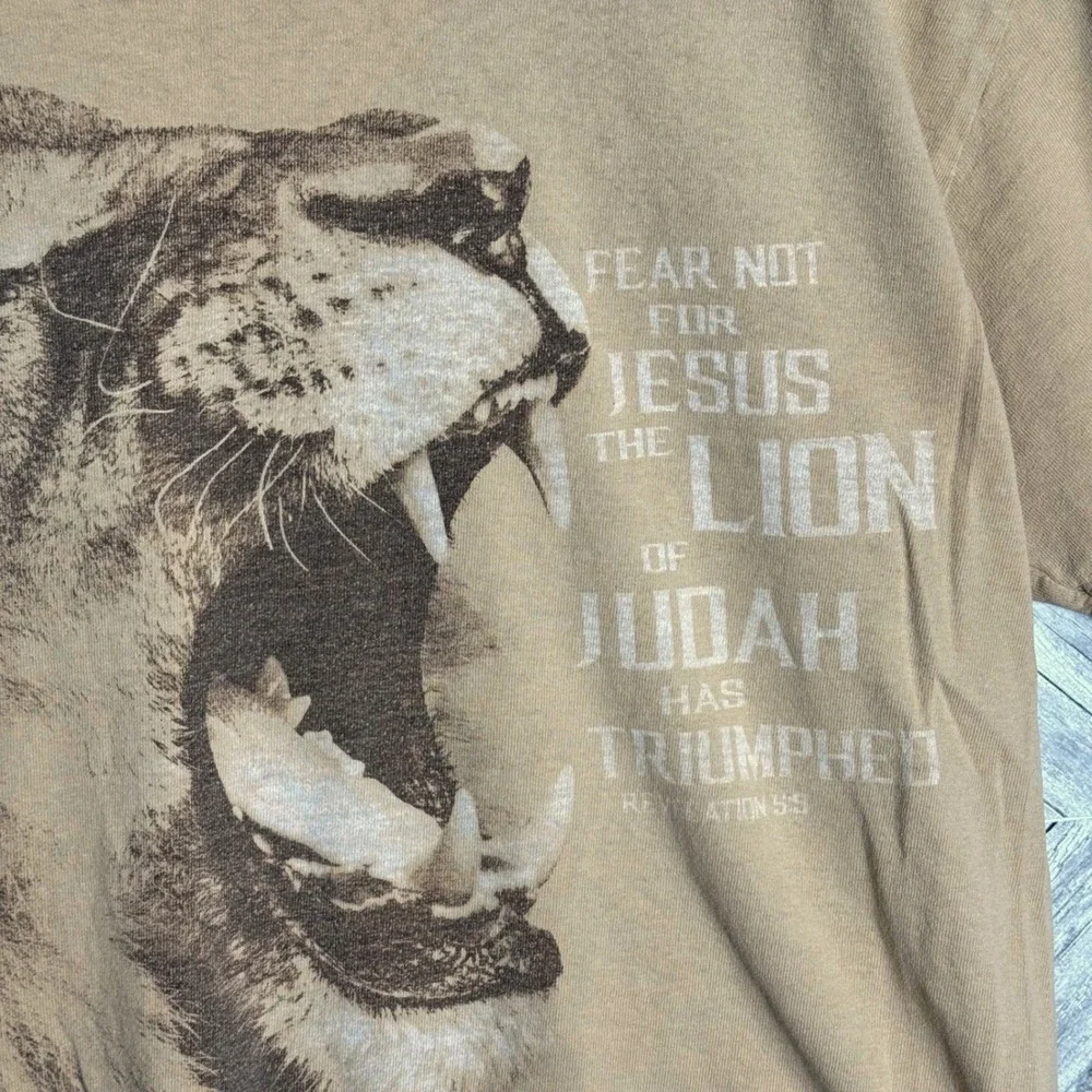Kerusso Mens Lion of Judah Christian distressed Graphic T-Shirt Tan Cotton Sz M